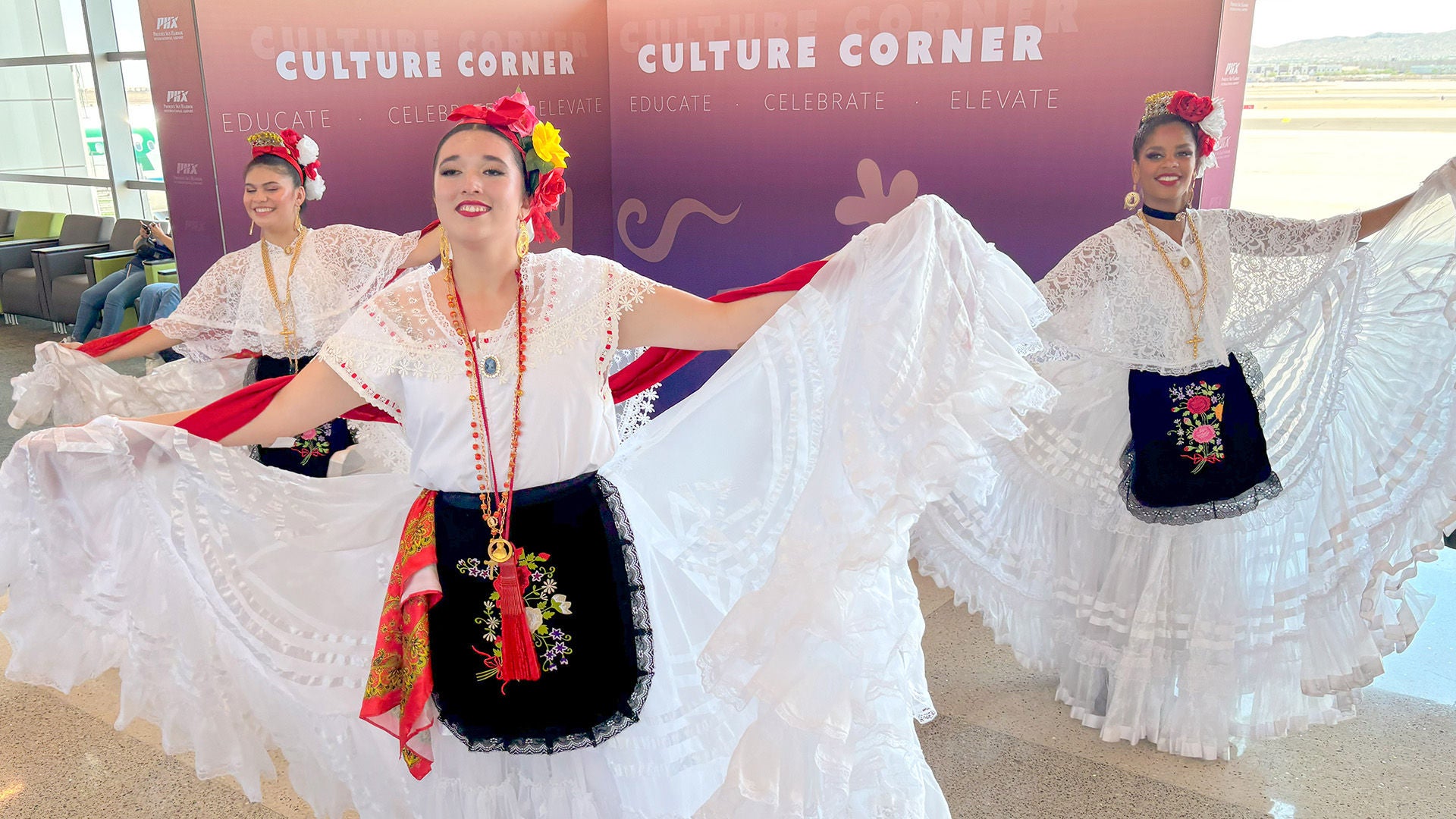 Presentación de danza folklórica mexicana en PHX